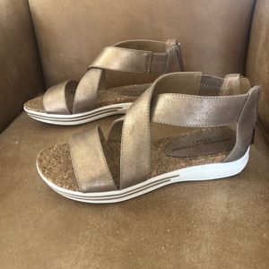 Adrienne Vittadini Claude Mocha metallic Size 7